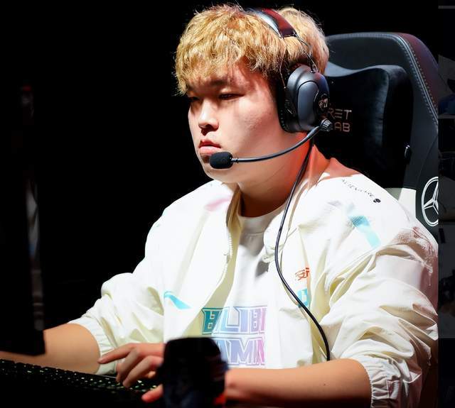 宇后场击球 宇后场击球